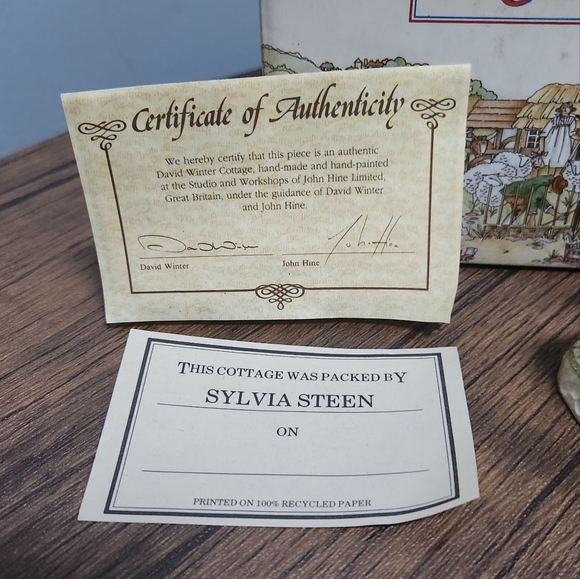 David Winter Cottages Birthstone Wishing Well With Box April Vintage Signed! VTG - Picture 2 of 8